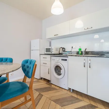 Sunny In Studentski Grad, Behind Unss ソフィア