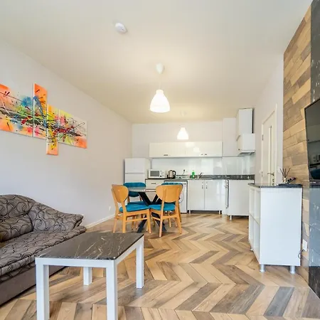 Sunny In Studentski Grad, Behind Unss アパート