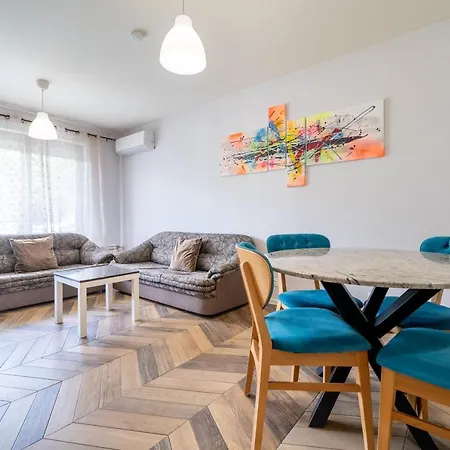 Sunny In Studentski Grad, Behind Unss * ソフィア